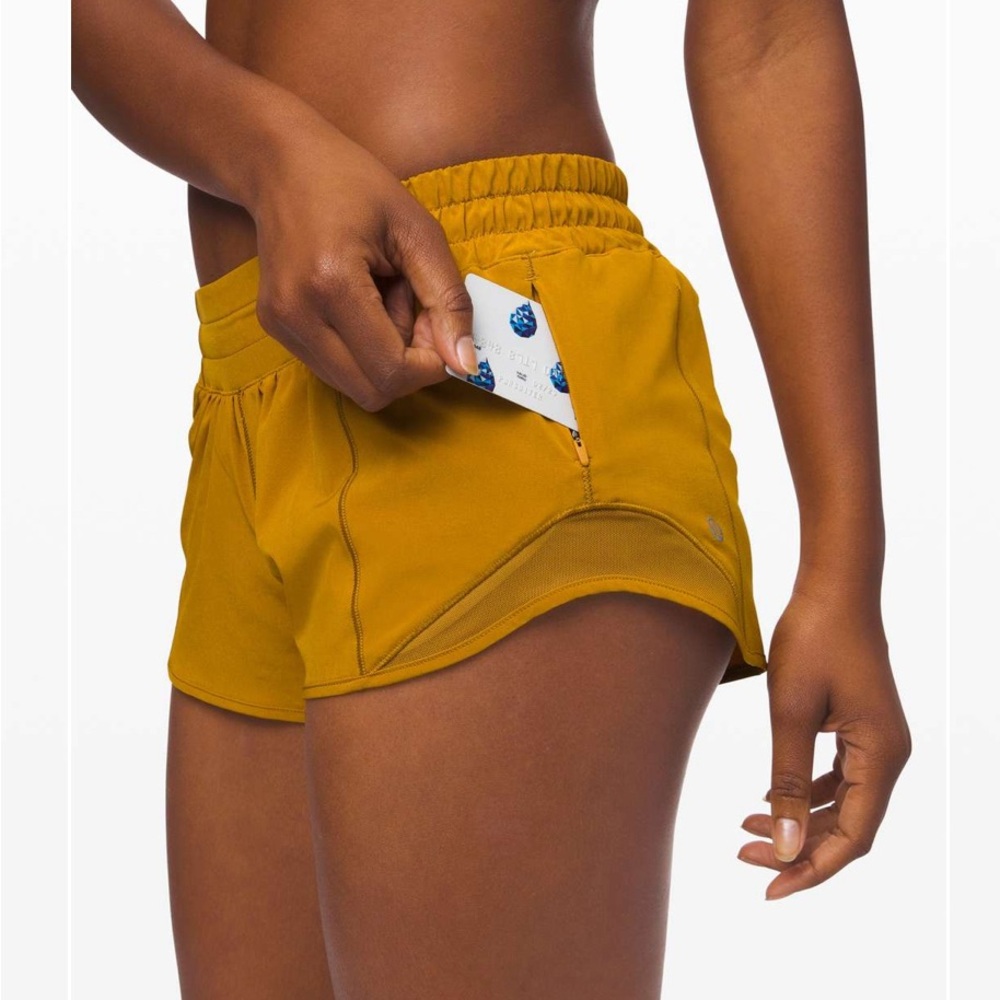 Lululemon hotty hot 2.5” in fools gold size 4